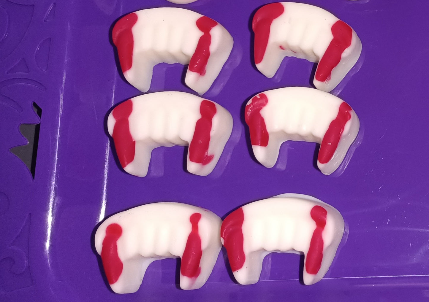 Skeleton, vampire teeth and brains 🧠wax melts